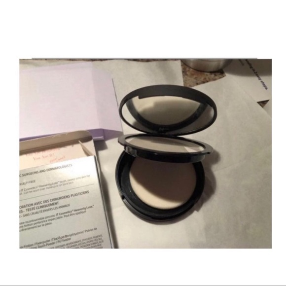IT Translucent Bye Bye Pores Pressed Poreless Finish Airbrush Setting Powder - Picture 4 of 8